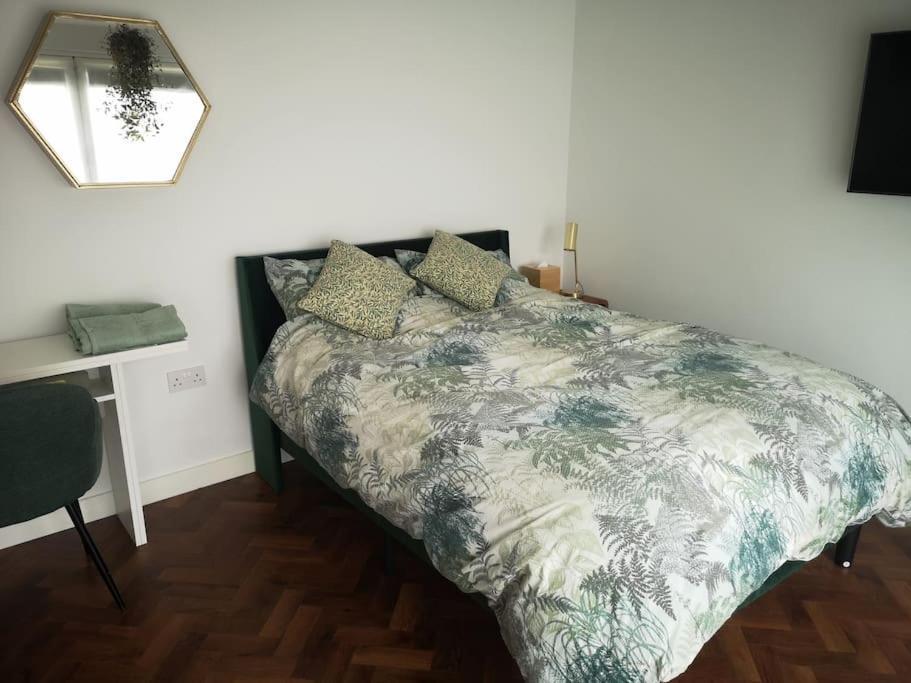 Stylish Apartment In Horsham With Parking And Own Entrance Ngoại thất bức ảnh