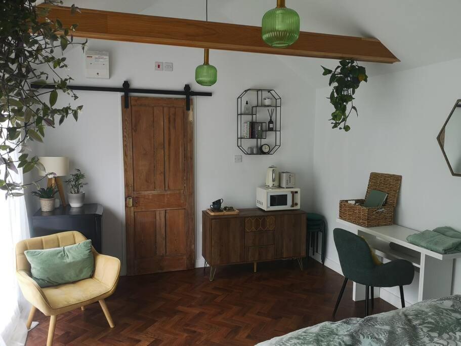 Stylish Apartment In Horsham With Parking And Own Entrance Ngoại thất bức ảnh